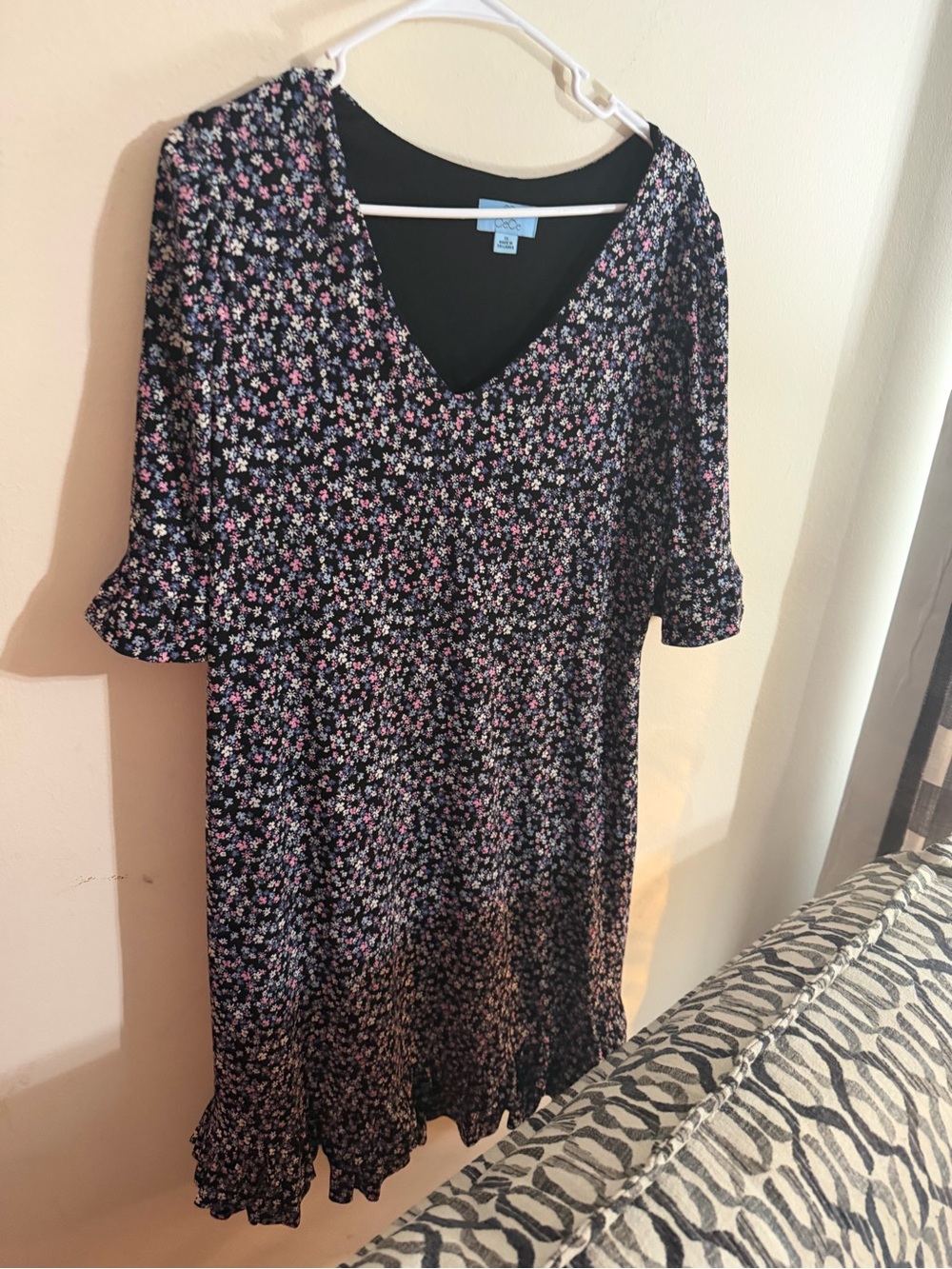 CeCe Size 1x Black Floral V-Neck Midi Dress